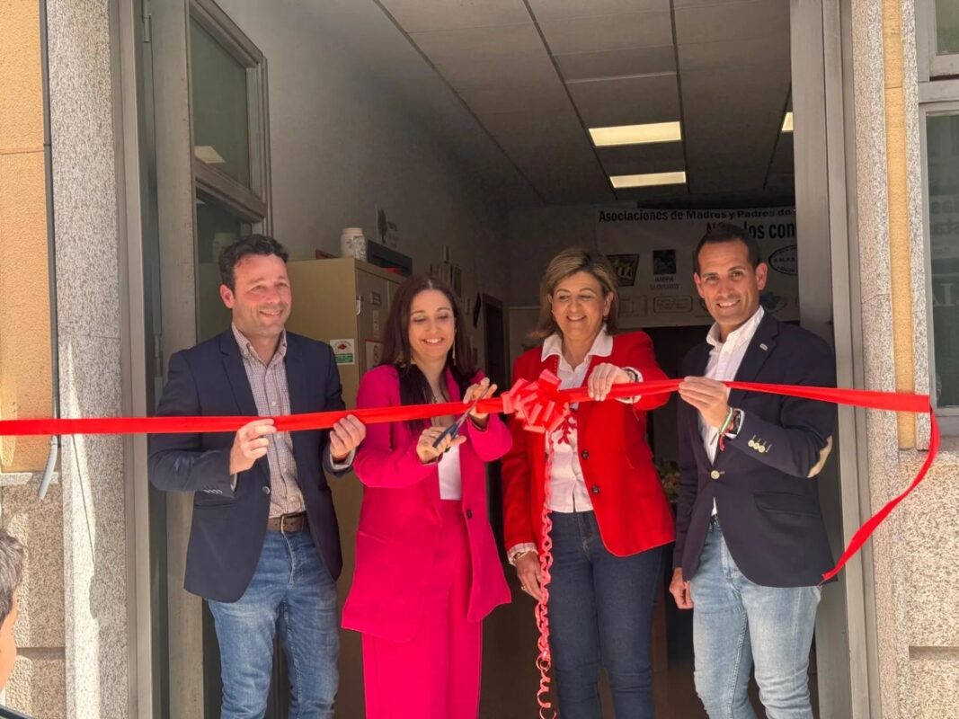 Cortando el lazo en la inauguracion de la nueva Sede FAMPA Los Olivos