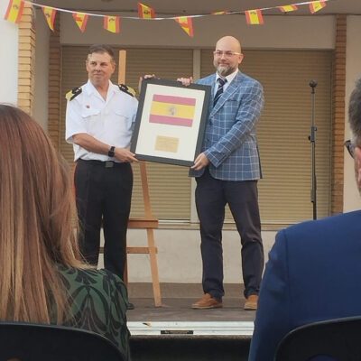 El acto central consistió en la entrega e izado oficial de la bandera de España