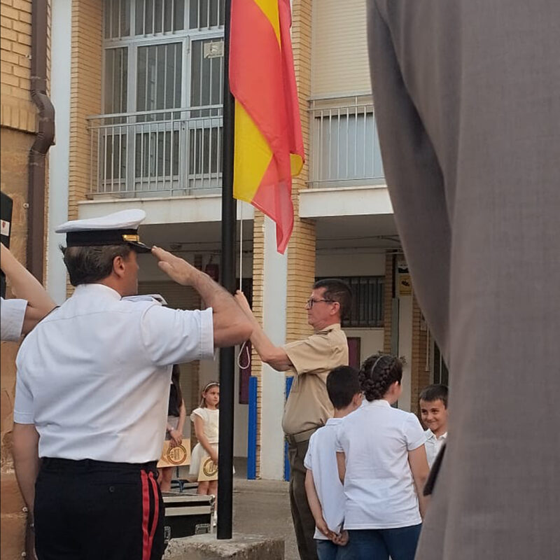 El acto central consistió en la entrega e izado oficial de la bandera de España