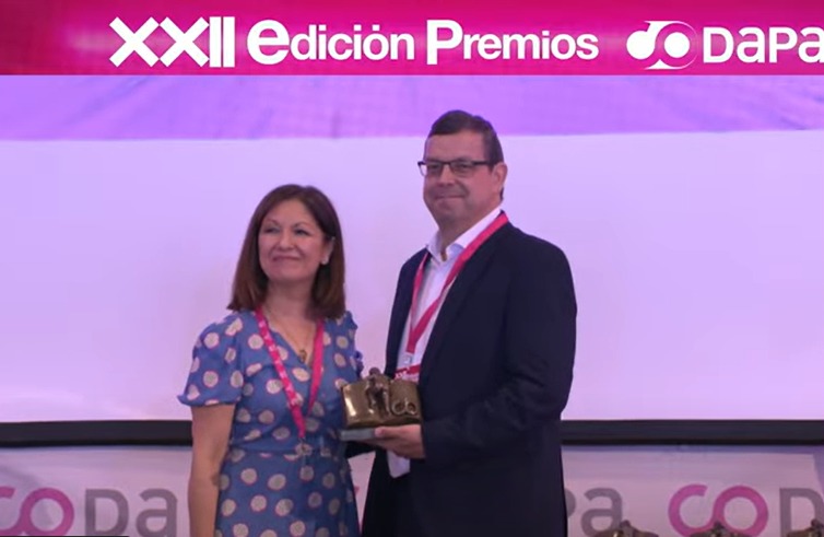 Recibe el premio CODAPA Cristóbal Jesús Sánchez Perabá, perteneciente al AMPA El Navas y miembro de la Junta Directiva de FAMPA Los Olivos