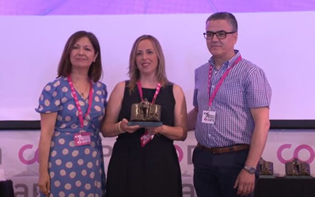 El AMPA La Tragantía del CEIP San Isicio de Cazorla recibiendo el premio CODAPA
