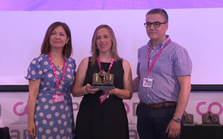 El AMPA La Tragantía del CEIP San Isicio de Cazorla recibiendo el premio CODAPA